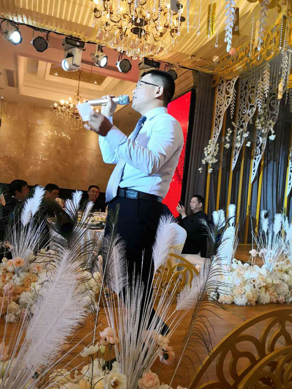 範總(zǒng)演唱(chàng)男孩(hái).jpg