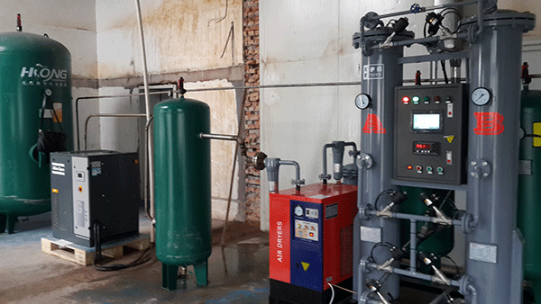 某(mou)制藥廠使用60立(lì)方，純度99.9%制氮機(jī)使用現場