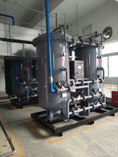 某(mǒu)化工企業兩(liang)台300立方，純度(du)99.9%制氮機現場(chang)